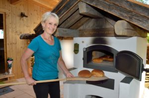 Traudi beim Brotbacken